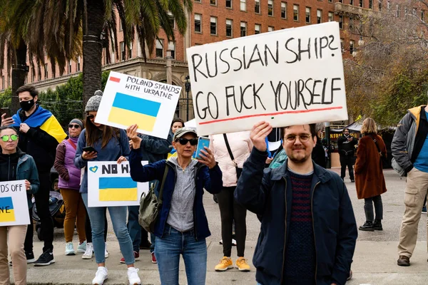 İnsanlar San Francisco 'da Rusya' nın Ukrayna 'yı işgaline karşı işaretler, pankartlar, bayraklar ve şarkılarla protesto ediyorlar.