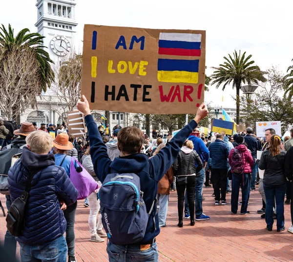 İnsanlar San Francisco 'da Rusya' nın Ukrayna 'yı işgaline karşı işaretler, pankartlar, bayraklar ve şarkılarla protesto ediyorlar.
