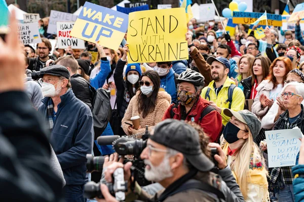 İnsanlar San Francisco 'da Rusya' nın Ukrayna 'yı işgaline karşı işaretler, pankartlar, bayraklar ve şarkılarla protesto ediyorlar.