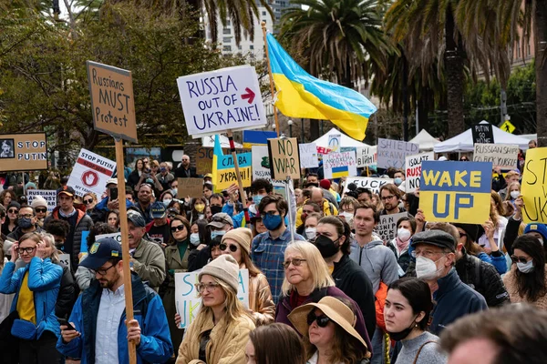 İnsanlar San Francisco 'da Rusya' nın Ukrayna 'yı işgaline karşı işaretler, pankartlar, bayraklar ve şarkılarla protesto ediyorlar.