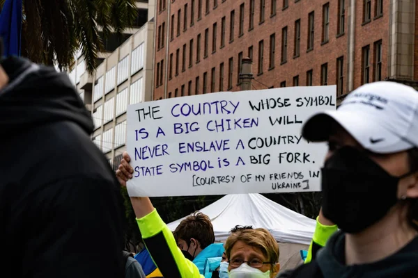 İnsanlar San Francisco 'da Rusya' nın Ukrayna 'yı işgaline karşı işaretler, pankartlar, bayraklar ve şarkılarla protesto ediyorlar.