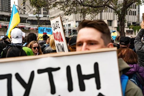 İnsanlar San Francisco 'da Rusya' nın Ukrayna 'yı işgaline karşı işaretler, pankartlar, bayraklar ve şarkılarla protesto ediyorlar.