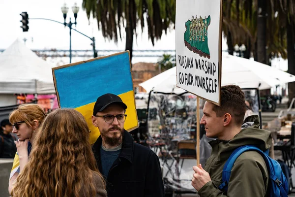 İnsanlar San Francisco 'da Rusya' nın Ukrayna 'yı işgaline karşı işaretler, pankartlar, bayraklar ve şarkılarla protesto ediyorlar.