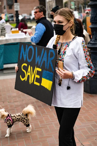 İnsanlar San Francisco 'da Rusya' nın Ukrayna 'yı işgaline karşı işaretler, pankartlar, bayraklar ve şarkılarla protesto ediyorlar.