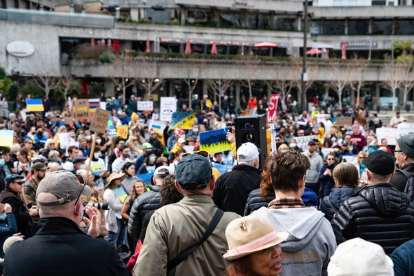 İnsanlar San Francisco 'da Rusya' nın Ukrayna 'yı işgaline karşı işaretler, pankartlar, bayraklar ve şarkılarla protesto ediyorlar.