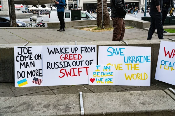 İnsanlar San Francisco 'da Rusya' nın Ukrayna 'yı işgaline karşı işaretler, pankartlar, bayraklar ve şarkılarla protesto ediyorlar.