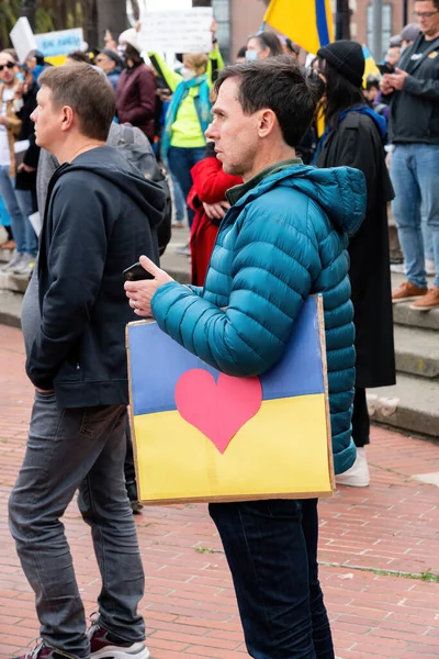 İnsanlar San Francisco 'da Rusya' nın Ukrayna 'yı işgaline karşı işaretler, pankartlar, bayraklar ve şarkılarla protesto ediyorlar.