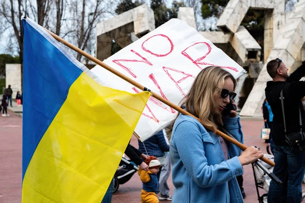 人々はロシアのウクライナ侵攻に対するサイン バナー 歌でサンフランシスコに抗議します — ストック写真
