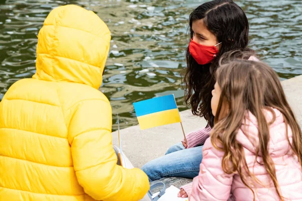 İnsanlar San Francisco 'da Rusya' nın Ukrayna 'yı işgaline karşı işaretler, pankartlar, bayraklar ve şarkılarla protesto ediyorlar.