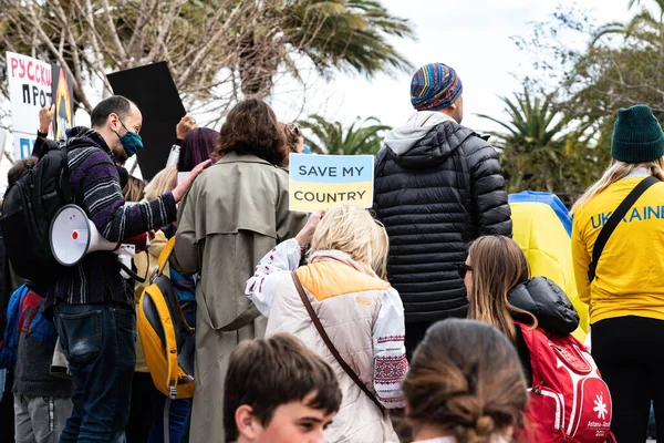 İnsanlar San Francisco 'da Rusya' nın Ukrayna 'yı işgaline karşı işaretler, pankartlar, bayraklar ve şarkılarla protesto ediyorlar.