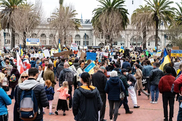 İnsanlar San Francisco 'da Rusya' nın Ukrayna 'yı işgaline karşı işaretler, pankartlar, bayraklar ve şarkılarla protesto ediyorlar.