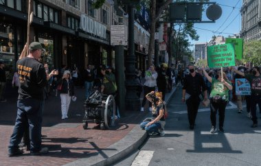 San Francisco 'daki Kadın Hakları Yürüyüşü' nde protestocular