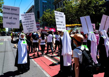 San Francisco 'daki Kadın Hakları Yürüyüşü' nde protestocular