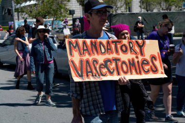 San Francisco 'daki Kadın Hakları Yürüyüşü' nde el yapımı bir tabela tutan adam.