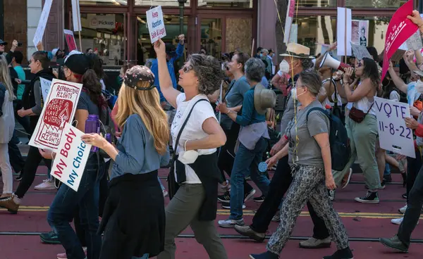 San Francisco 'daki Kadın Hakları Yürüyüşü' nde protestocular