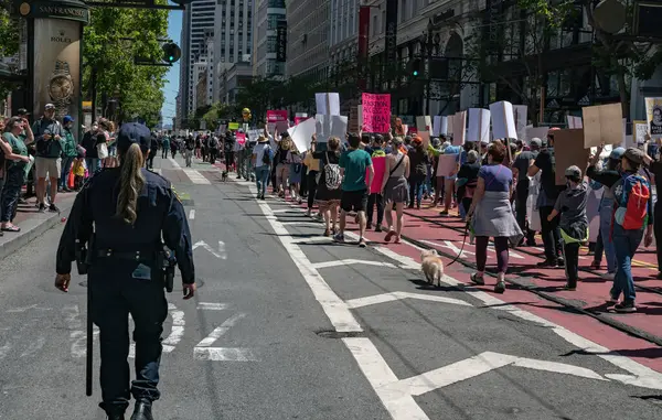 San Francisco 'daki Kadın Hakları Yürüyüşü' nde protestocular