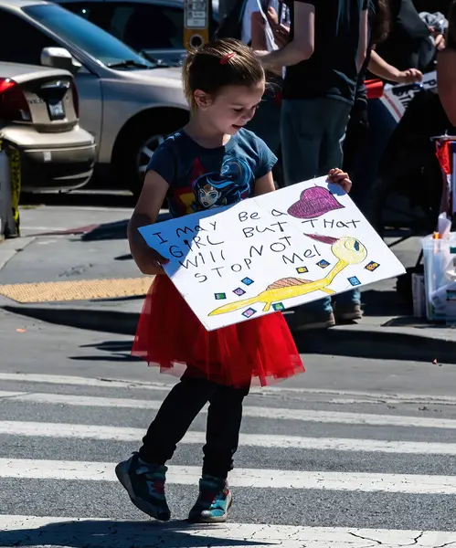 San Francisco 'daki Kadın Hakları Yürüyüşü' nde el yapımı bir tabela tutan genç bir kız.