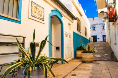 Albufeira, Portekiz - 18 Ocak 2016: Köyde beyaz tipik Portekiz evleriyle çevrili küçük sokaklar.
