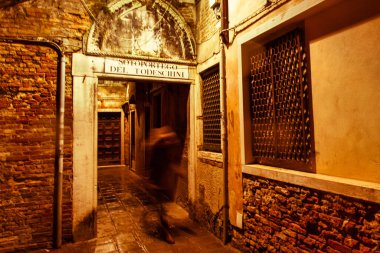 Venedik, İtalya - 16 Şubat 2016: Turistler yokken Venedik ziyareti. Şehrin farklı bölgelerini birbirine bağlayan küçük gizli sokaklar var.
