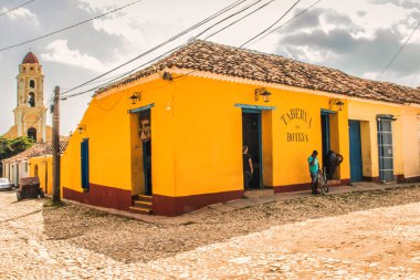 Trinidad, Küba - 15 Temmuz 2018: 18 'inci yüzyılda hala birkaç küçük tavernası olan ve tropikal iklimde önemli bir yeri olan eski bir İspanyol sömürge kasabası:.
