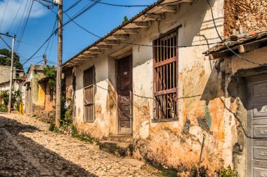 Trinidad, Küba - 15 Temmuz 2018: 18. yüzyılda hala taş kaldırımlı caddeleri olan eski bir İspanyol sömürge kasabası. Bu ev terk edilmiş mi edilmemiş mi?