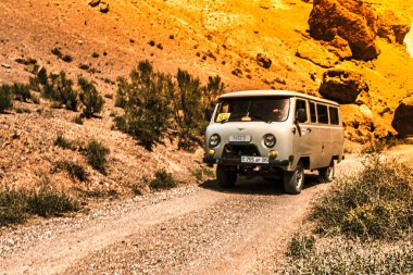 Almaty, Kazakistan - 16 Haziran 2017: Eski bir Sovyet yapımı 4 teker çekişli minibüs Charyn Kanyonu 'ndan geçiyor