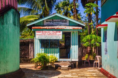 Bago, Myanmar - 02 Aralık 2012: Altın renkli Shwe Maw Daw tapınağındaki ünlü dekorasyonların ayrıntıları ve fal bakımı