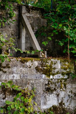 Alex, Fransa - 12 Eylül 2020: Ortaçağ kale koruma duvarına yakın plan veya takviye