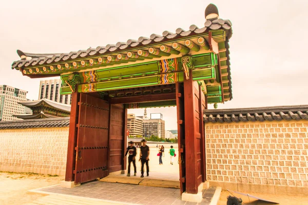 ソウル 2015年6月11日 素晴らしい門 古典的な朝鮮スタイルの寺院 ソウルの主要寺院と宮殿の複合施設への訪問 キョンボ — ストック写真