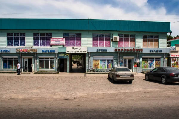 Almaty Cazaquistão Junho 2017 Pequenas Lojas Longo Estrada Principal Entre — Fotografia de Stock