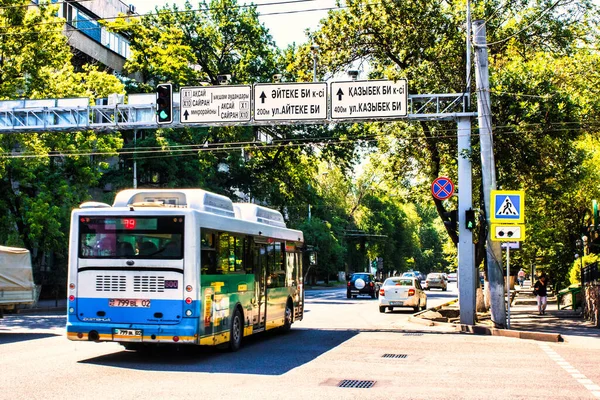 アルマトイ カザフスタン 6月17 2017 アルマトイの公共交通機関会社の公共バスがダウンタウンで最も忙しい通りの交差点の1つを通過します — ストック写真