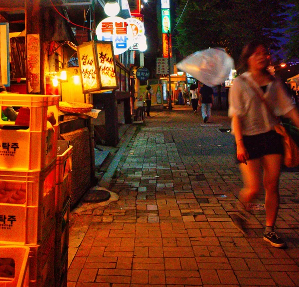 Seoul Zuid Korea Juni 2010 Veel Geelgestapelde Kratten Bier Nachts — Stockfoto