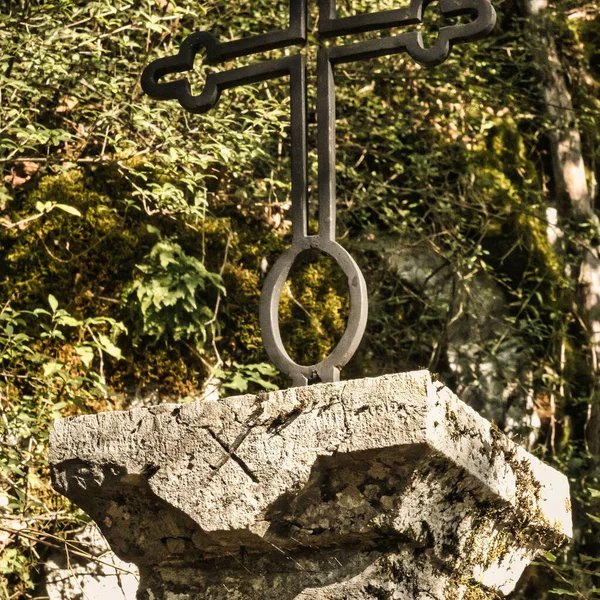 Talloires Francie Září 2020 Historický Železný Kříž Středověkém Pilíři Ukazující — Stock fotografie
