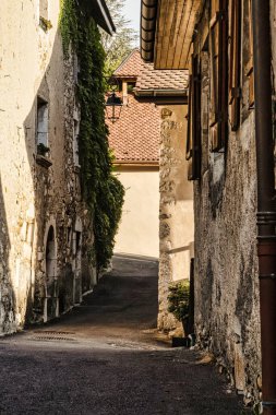 Menthon Aziz Bernard, Fransa - 10 Eylül 2020: panjurlu, parmaklıklı pencereli, balkonlu ve fenerli Fransız tarihi ortaçağ köyü