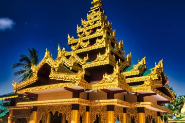 Bago, Myanmar - 02 Aralık 2012: Shwe Maw Daw pagoda ve Bago 'daki altın parıltılı tapınak