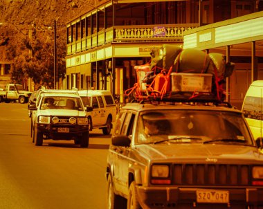 Broken Hill, Avustralya - 16 Ekim 2009: Yerel bar ve oteli geçen küçük bir kasabanın ana caddesinde bir araba geçiyor