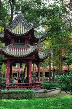 Chengdu, Çin - 29 Kasım 2009: Tapınak kompleksi içinde tipik bir Çin çatı yapısına sahip küçük bir çardak