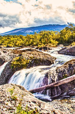 Puerto Varas, Şili - 10 Kasım 2014: Şili 'nin güneyindeki dağlara dökülen sular, çağlayan kayalar ve çağlayan nehirler veya dereler