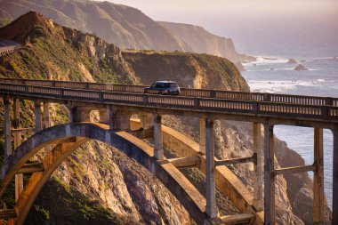 Big Sur, ABD - 18 Şubat 2020: Big Sur ve dünyaca ünlü Bixby Köprüsü 'nün etkileyici bir manzarası