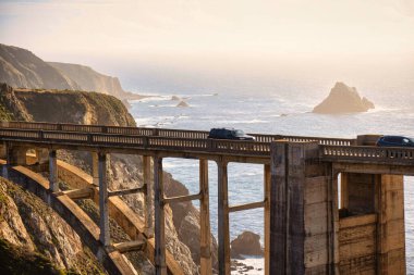 Big Sur, ABD - 18 Şubat 2020: Big Sur ve dünyaca ünlü Bixby Köprüsü 'nün etkileyici bir manzarası