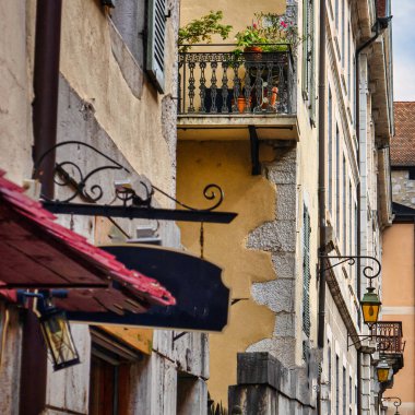 Annecy, Fransa - 21 Eylül 2020: Mimari cepheleri ve çiçeklerle dolu küçük romantik balkonu olan tarihi bir ortaçağ Fransız kasabasının sokak manzarası