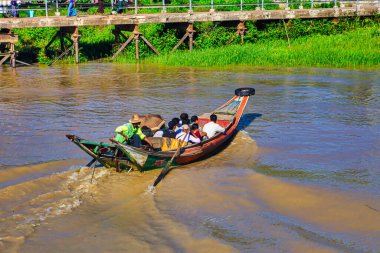 Yangon, Myanmar - 03 Aralık 2012: Gündüz vakti Yangon Myanmar nehrinde uzun kuyruklu bir tekneyle birçok insanın taşınması