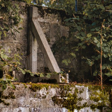 Alex, Fransa - 12 Eylül 2020: Ortaçağ kale koruma duvarına yakın plan veya takviye