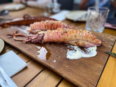 Lahey, Hollanda - 18 Temmuz 2021: bir kalamar deniz yemeği tabağı dışarıda bir restoran masasında