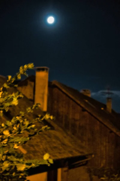 2020年9月1日 満月が中世の住宅田舎の建物の屋根の上に輝く — ストック写真