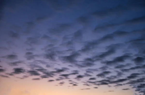 Таинственное Небо Вечернее Ночное Время Облачным Образованием Которое Кажется Шаблоном — стоковое фото