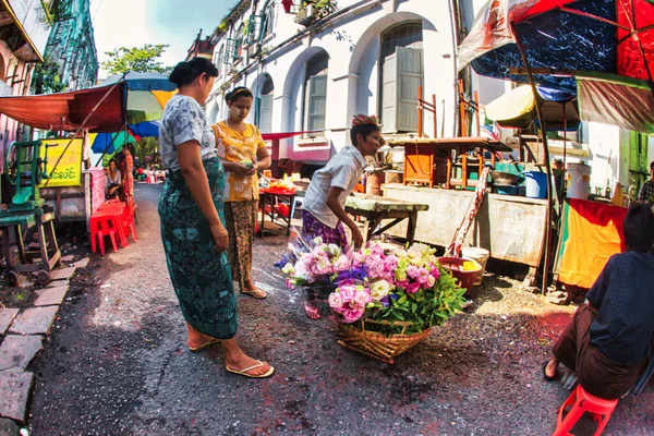 Yangon Myanmar December 2012 Flower Vendor Busy Narrow Colonial Streets — Stock Photo, Image