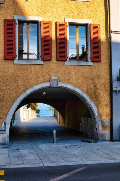 スイスロール2020年9月5日 スイスの村の歴史的な家の下の歩行者専用通路は暗く神秘的です — ストック写真