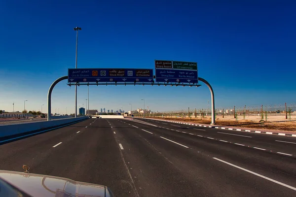 Doha Katar Stycznia 2010 Pustyni Zbudowano Ogromną Infrastrukturę Autostradową Częściowo — Zdjęcie stockowe