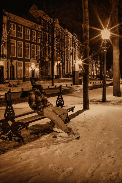 Lahey, Hollanda - 20 Aralık 2009: siyah-beyaz veya sepia güzelliği vurguluyor. Lange Voorhout 'da bir bank.